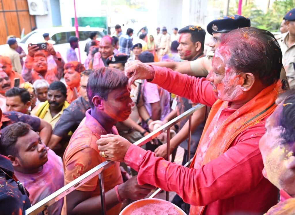 Holi Fest 2025 : मुख्यमंत्री विष्णुदेव साय ने अपने गृह ग्राम बगिया में ग्रामीणों संग हर्षोल्लास से मनाई होली, सरल, सहज और आत्मीय मुख्यमंत्री से मिलने उमड़ा जनसैलाब