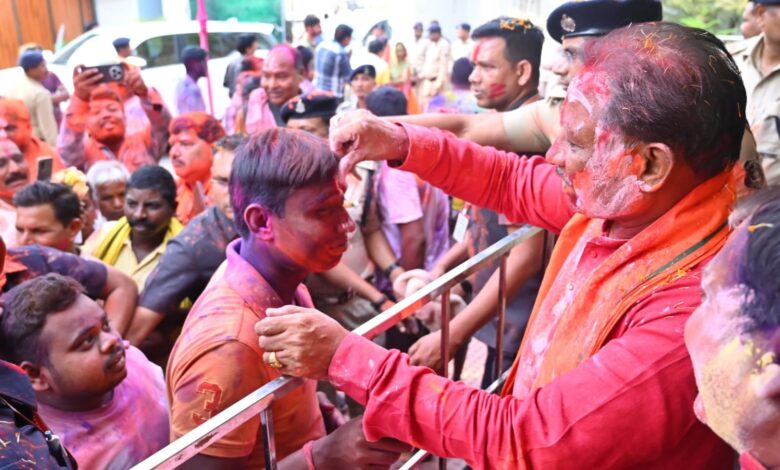 Holi Fest 2025: Chief Minister Vishnudev Sai celebrated Holi with great zeal with the villagers in his native village Bagiya, a huge crowd gathered to meet the simple, easy-going and friendly Chief Minister