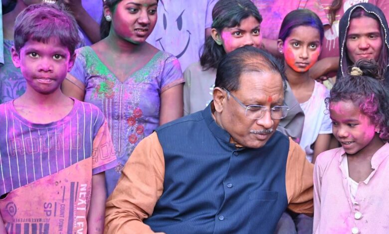 Holi 2025: Chief Minister celebrated Holi of colors with children in Bagiya