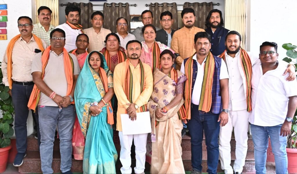 Revenue Minister Tank Ram Verma : राजस्व मंत्री टंक राम वर्मा ने निर्वाचित रायपुर जिला पंचायत अध्यक्ष और उपाध्यक्ष को दी बधाई और शुभकामनाएँ