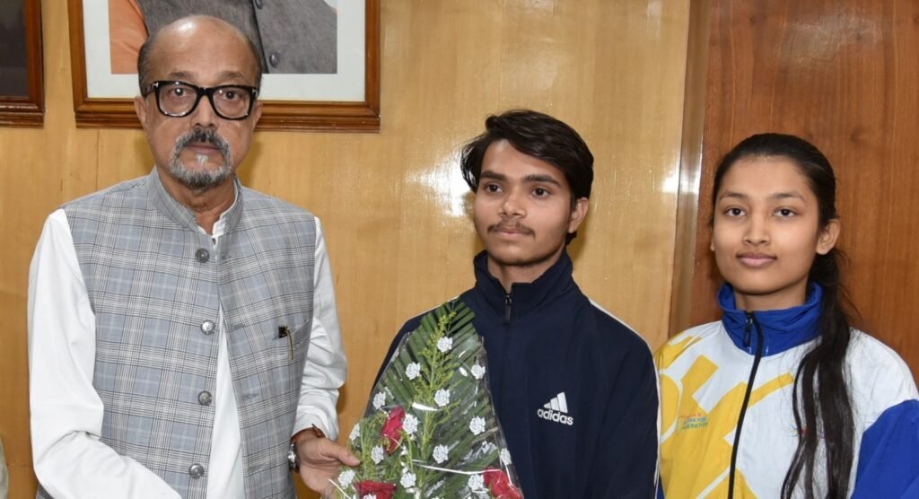 Governor Deka : राज्यपाल डेका ने विश्व योग प्रतियोगिता के लिए चयनित प्रतिभागियों को 25-25 हजार रूपए की सहायता राशि दी
