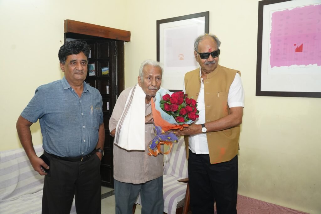 Courtesy Meet : सांसद बृजमोहन ने साहित्यकार विनोद कुमार शुक्ल से भेंट कर दी बधाई एवं शुभकामनाएं*