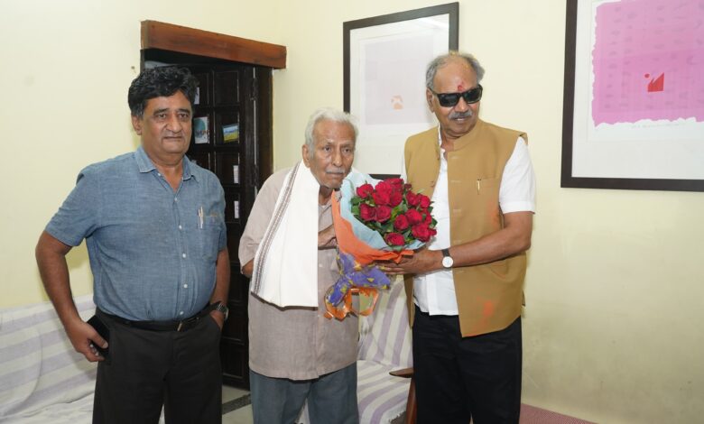 Courtesy Meet : MP Brijmohan met litterateur Vinod Kumar Shukla and congratulated him and wished him well*