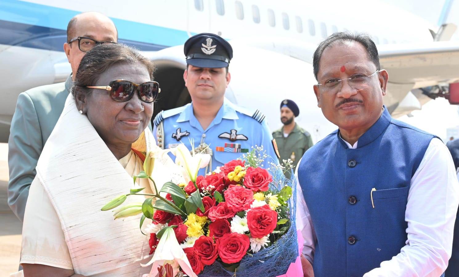President Draupadi Murmu's Arrival in CG: President Draupadi Murmu arrives in Chhattisgarh, grand welcome at Swami Vivekananda Airport