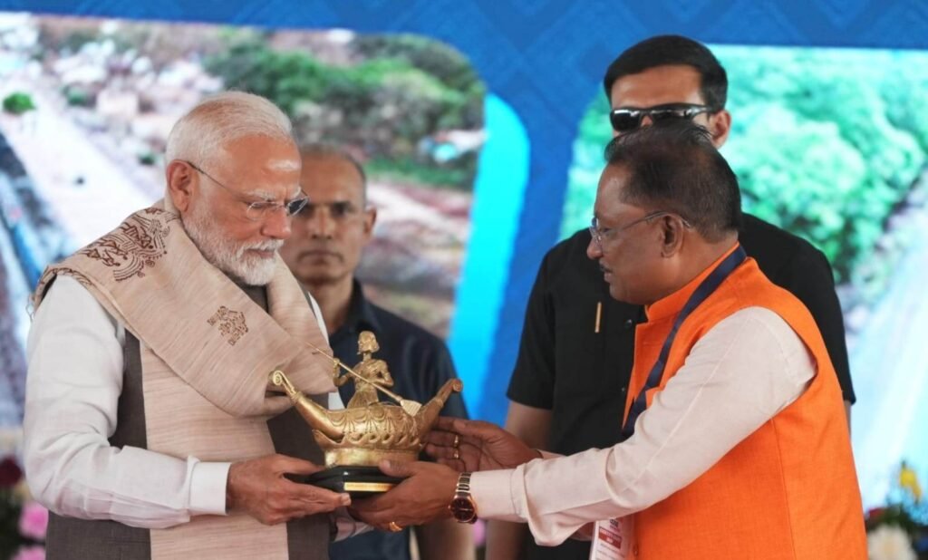 PM in CG : छत्तीसगढ़ की सांस्कृतिक पहचान और महिला सशक्तिकरण का प्रतीक भेंट, मुख्यमंत्री विष्णुदेव साय ने प्रधानमंत्री नरेंद्र मोदी को भेंट किया बिलासा देवी केवट का मोमेंटो