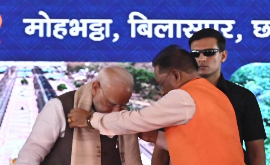 Gift of Handmade Shawl : छत्तीसगढ़ की बुनाई, संस्कृति और जीवंत परंपराओं का प्रतीक – प्रधानमंत्री नरेंद्र मोदी को भेंट किया गया कोसा सिल्क से बना हस्तनिर्मित शॉल