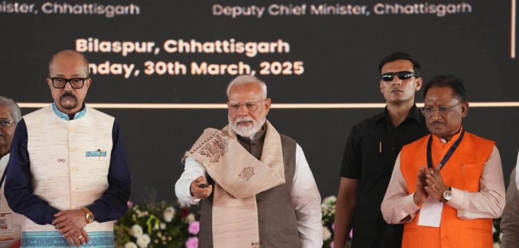 PM Modi : प्रधानमंत्री नरेंद्र मोदी से मिली छत्तीसगढ़ को 33 हजार 700 करोड़ रुपए की विकास परियोजनाओं की सौगात, मुख्यमंत्री विष्णुदेव साय ने जताया आभार