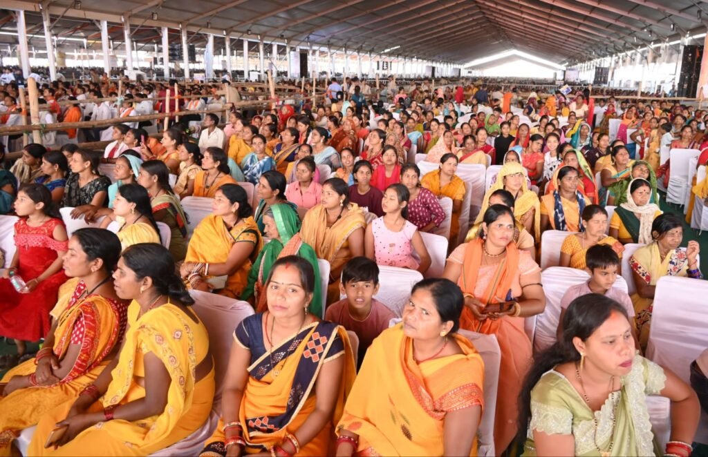 PM in CG : प्रधानमंत्री नरेंद्र मोदी को देखने और सुनने पहुंचे युवा, बस्तर ओलंपिक के विजयी प्रतिभागी और लखपति दीदियां