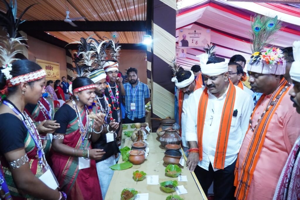 Bastar Pandum 2025 : उप मुख्यमंत्री और वनमंत्री ने किया बस्तर पंडुम के संभागीय स्तरीय कार्यक्रम का उद्घाटन, मंत्रियों ने स्टॉल का अवलोकन करने सहित स्थानीय व्यंजन का स्वाद लेकर की सराहना