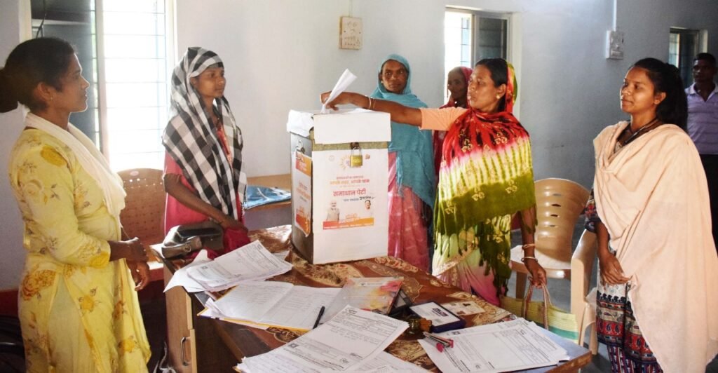 Sushasan Tihar 2025 : सुशासन तिहार के तीसरे दिन भी अपनी समस्याएं बताने पहुंचे आम जनता, गांव-गांव में रखे गए समाधान पेटी में ग्रामीणों ने जमा किए आवेदन