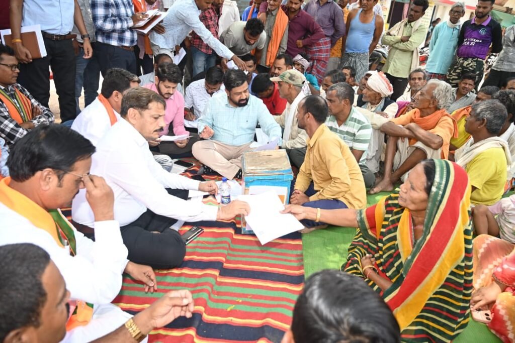 Shushasan Tihar 2025 : प्रथम चरण के अंतिम दिन कलेक्टर वर्मा और जिला पंचायत अध्यक्ष साहू खैरबनाकला पहुंचकर स्वयं ग्रामवासियों से आवेदन लिए