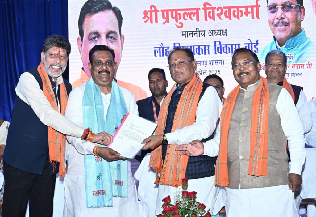 CM Vishnu Dev Sai लौह शिल्पकार विकास बोर्ड के नवनियुक्त अध्यक्ष के पदभार ग्रहण कार्यक्रम में हुए शामिल