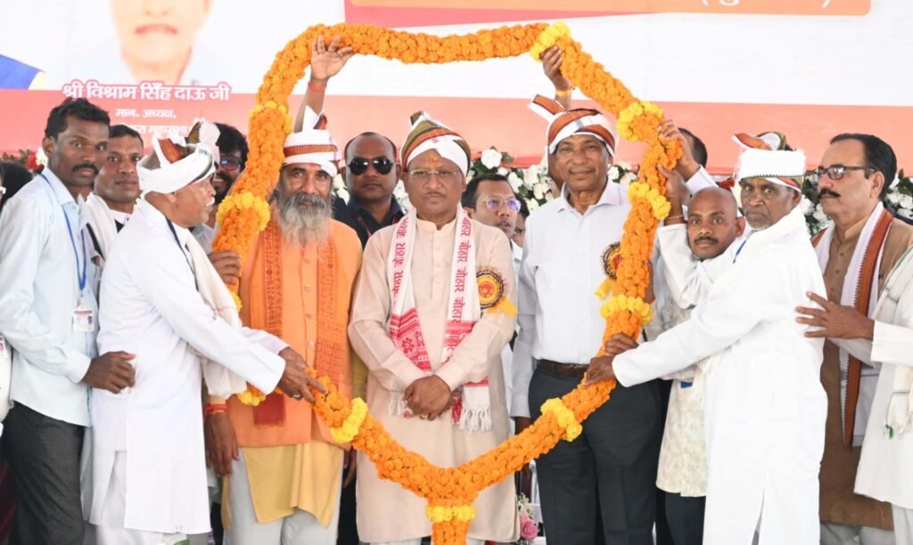 Dhamtari News : कंवर-पैकरा समाज की नवनिर्वाचित जनप्रतिनिधियों के सम्मान समारोह में शामिल हुए मुख्यमंत्री, धमतरी में कंवर समाज भवन के लिए 50 लाख रुपए की घोषणा