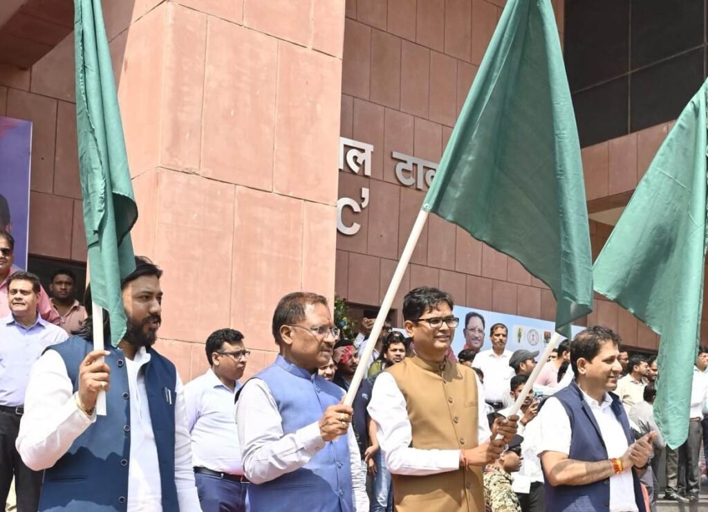 Public Transport E-Auto Service : मुख्यमंत्री विष्णु देव साय ने नवा रायपुर में ई-ऑटो सेवा का किया शुभारंभ, लखपति दीदी योजना के तहत 40 महिलाओं को मिला रोजगार