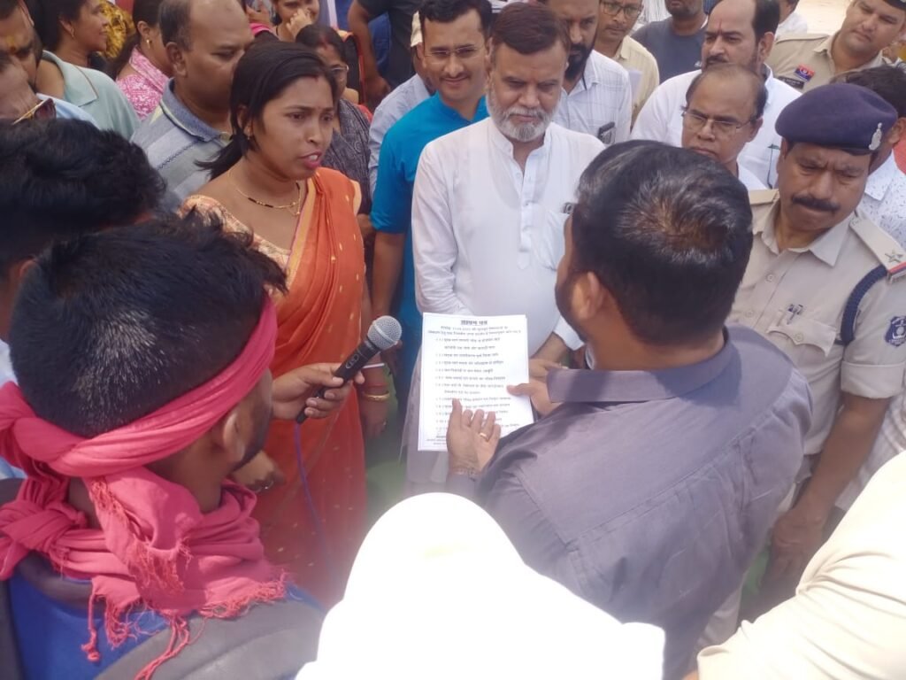 BoriaKalan Housing Board Colony : बोरिया कला आवासीय कॉलोनी के समीप चल रहे कंक्रीट मिक्सर प्लांट को हटाने की मांग, भारी वाहनों के प्रवेश से सड़कों की स्थिति जर्जर, रहवासियों ने किया एक दिवसीय शांतिपुर्ण धरना प्रदर्शन