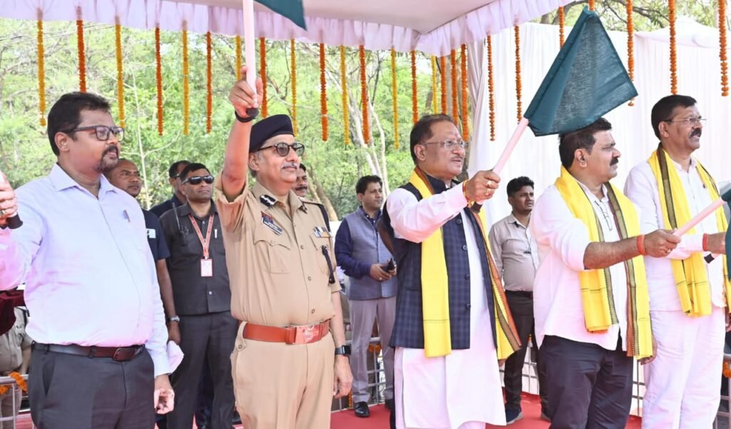 Green Flagged : मुख्यमंत्री विष्णु देव साय ने 18 नए अग्निशमन वाहनों को दिखाई हरी झंडी, नवा रायपुर में अग्निशमन केंद्र सह आवासीय परिसर का किया लोकार्पण