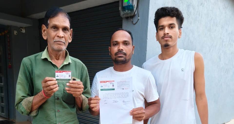 Sushasan Tihar 2025 : साय सरकार की संवेदनशील पहल, महज 24 घंटे के भीतर मनोहर सिंह पटेल को हाथ में मिला आयुष्मान कार्ड