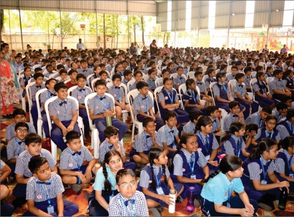 CG NEWS : हजारों की संख्या में स्कूल बंद होने की बातें भ्रामक और तथ्यहीन, सिर्फ 166 स्कूलों का होगा समायोजन, शेष 10,297 स्कूल पूरी तरह से चालू रहेंगे