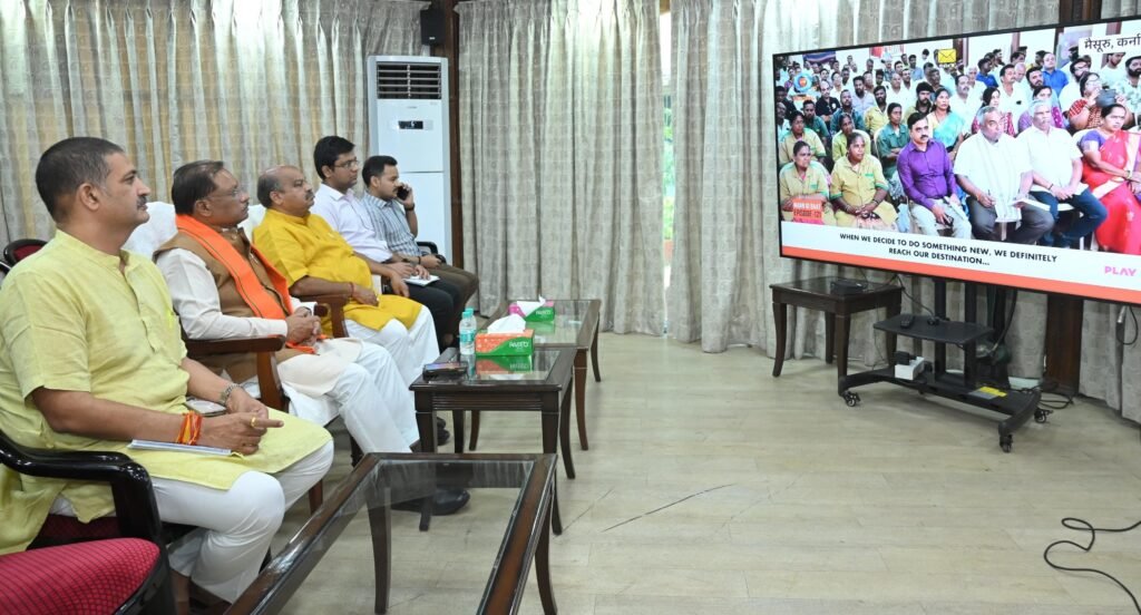 Mann Ki Baat : मुख्यमंत्री विष्णु देव साय ने जनप्रतिनिधियों और अधिकारियों के साथ सुनी ‘मन की बात’ की 121वीं कड़ी, प्रधानमंत्री नरेंद्र मोदी ने दंतेवाड़ा विज्ञान केन्द्र की प्रशंसा की, मुख्यमंत्री ने जताया आभार