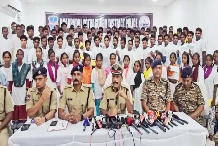 Bastar : नक्सलवाद से लोकतंत्र की ओर लौटता बस्तर…24 घंटे में 45 नक्सलियों ने किया आत्मसमर्पण, सुकमा में 1.18 करोड़ रुपये के 23 इनामी नक्सली मुख्यधारा में लौटे, बीते 15 महीनों में 1521 ने छोड़ी हिंसा