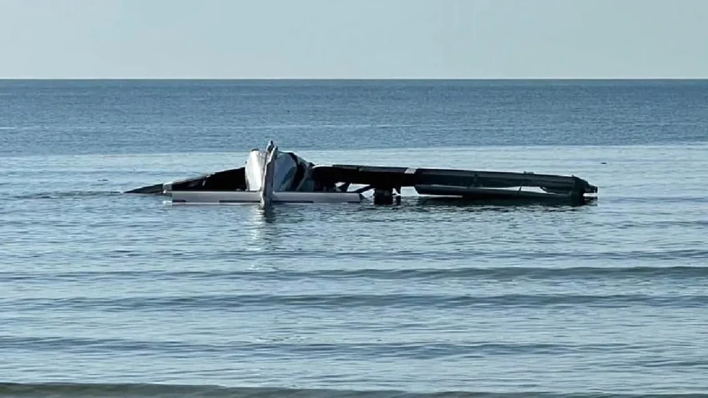 Plane Crashed Into The Sea : हादसे के बाद पतंग की तरह लहराते हुए समंदर में गिरा विमान…देखें VIDEO…
