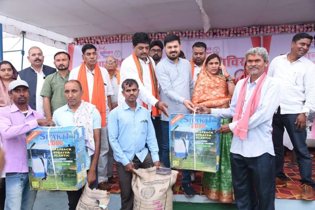 Sushasan Tihar : धरसींवा MLA अनुज शर्मा ने ग्रामीणों को बांटा पट्टा, राशन कार्ड और आयुष्मान कार्ड