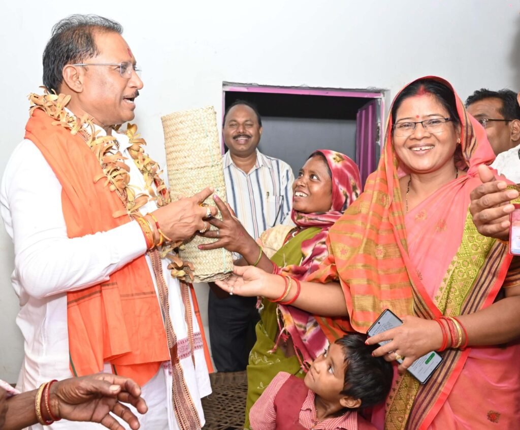 Chief Minister Sai ने पहाड़ी कोरवा बस्ती में ‘जनमन आवास’ योजना का किया निरीक्षण…परिवारों से किया संवाद