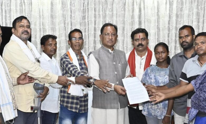 Courtesy Visit: A delegation of Naxal violence victims met Chief Minister Vishnu Dev Sai, Naxal victims requested to take the Naxal eradication campaign forward strongly