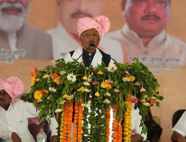 Aadi Utsav Festival: On the arrival of Chief Minister Vishnudev Sai, he was given a grand welcome through folk dance and folk song, Chief Minister Vishnudev Sai and MP Faggan Singh Kulaste hoisted the Gondwana flag