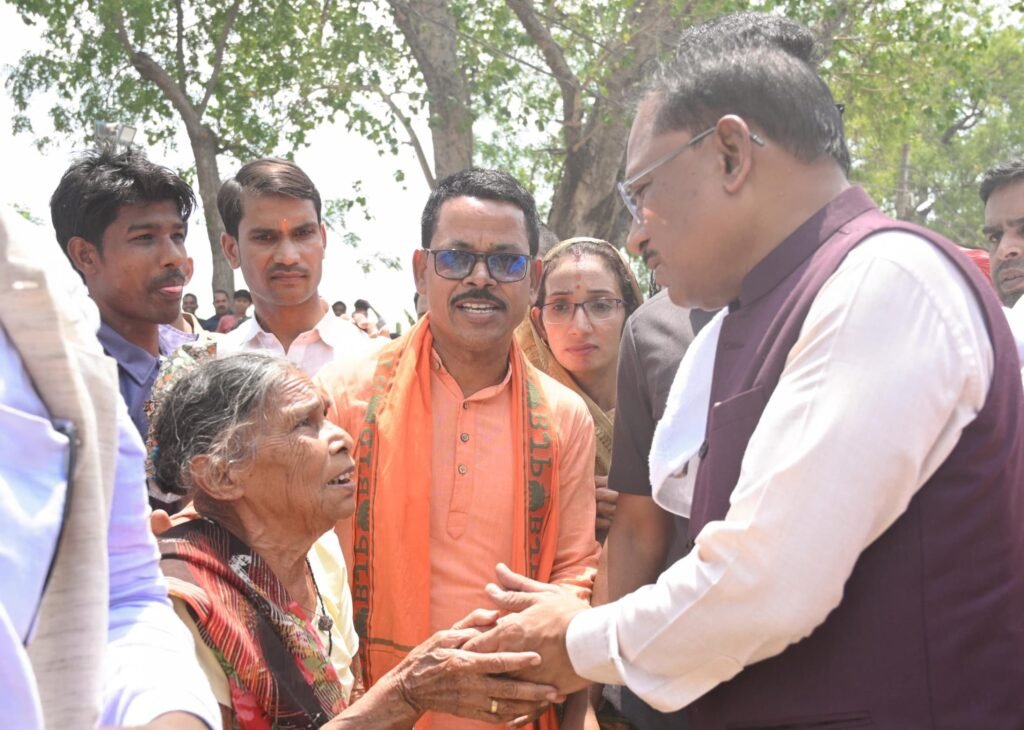 Sushasan Tihar 2025 : सुशासन तिहार 2025″ के अंतर्गत मुख्यमंत्री विष्णुदेव साय का आकस्मिक दौरा, मुख्यमंत्री ने सक्ती जिले के करिगांव में अचानक पहुँचकर ग्रामवासियों को किया आश्चर्यचकित