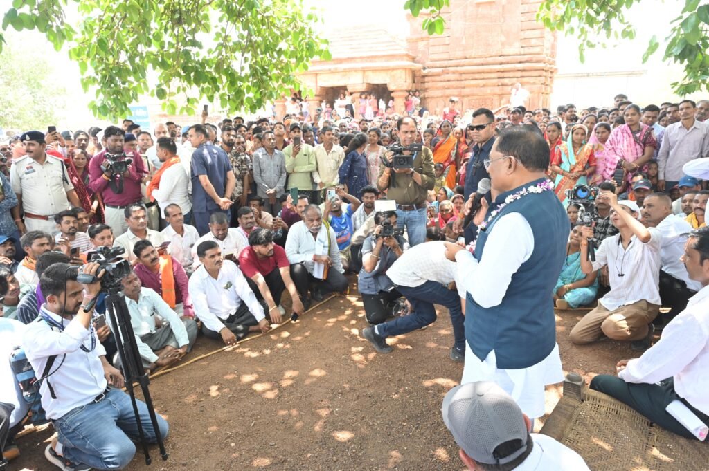 Sushasan Tihar 2025 : मुख्यमंत्री खुद उतरे ग्राउंड जीरो पर अचानक पहुंचे बेमेतरा के सहसपुर, लिया ग्रामीणों से सीधा फीडबैक, ग्रामीणों ने खुशी में कहा- राम-राम जी गा मुख्यमंत्री जी ! अपने मुखिया से मिलने उमड़ी भीड़