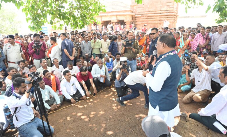 Sushasan Tihar 2025: The Chief Minister himself suddenly reached Sahaspur in Bemetara at ground zero, took direct feedback from the villagers, the villagers happily said- Ram-Ram ji Ga Chief Minister! Crowd gathered to meet their leader