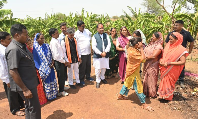 Sushasan Tihar 2025: Chief Minister visited the green banana and papaya fields of excellent farmer Rohit Sahu, earning profits of lakhs from banana and papaya cultivation, also giving employment to 15-20 people in his farm
