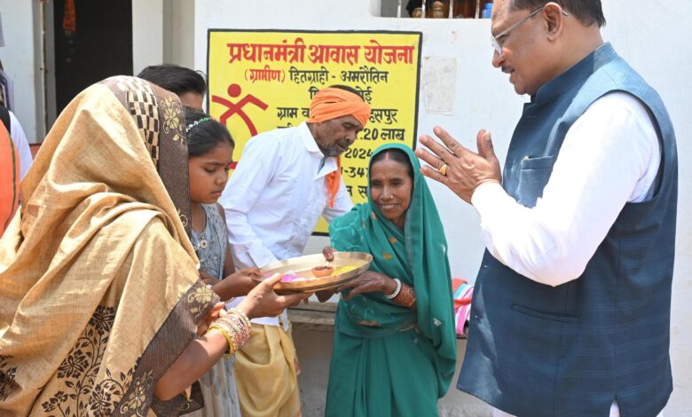 PM Awas Yojana: Chief Minister became the guest of PM Awas Yojana beneficiary Amarautin Sahu, the family welcomed their head in Chhattisgarhi style