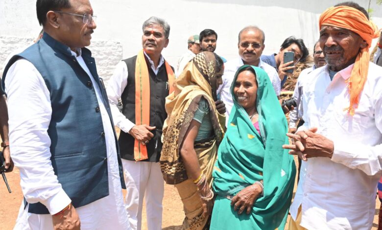 Sushasan Tihar 2025: Sushasan Tihar is moving forward with the resolution of solutions, Dhamtari district is first in the state in resolving the applications received in Sushasan Tihar, Chief Minister Vishnu Dev Sai himself is doing field visits