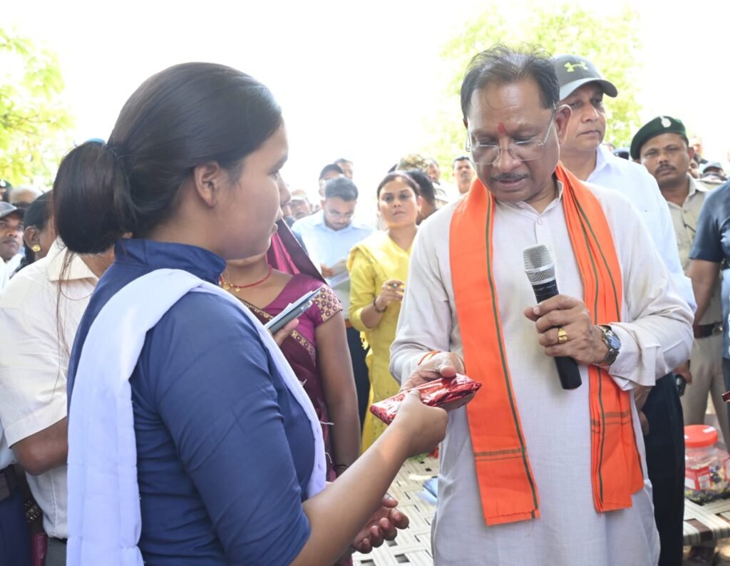 M.C.B NEWS : बैगा समुदाय की बिटिया ने किया टॉप, मुख्यमंत्री से की मुलाकात, मध्यप्रदेश की सीमा से लगे माथमौर में मुख्यमंत्री का हेलीकॉप्टर उतरा, अच्छे अंक लाने पर मुख्यमंत्री ने किया सम्मानित