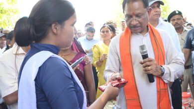 M.C.B NEWS: Daughter of Baiga community topped, met the Chief Minister, Chief Minister's helicopter landed in Mathamour on the border of Madhya Pradesh, Chief Minister honored her for getting good marks