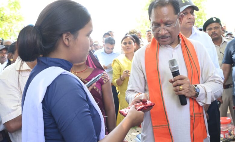 M.C.B NEWS: Daughter of Baiga community topped, met the Chief Minister, Chief Minister's helicopter landed in Mathamour on the border of Madhya Pradesh, Chief Minister honored her for getting good marks