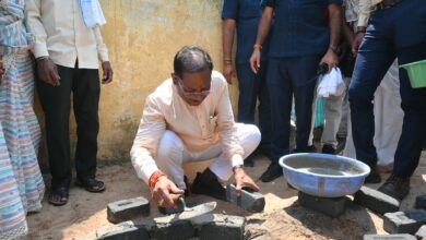 CM Vishnu: Chief Minister Vishnu Dev Sai became a mason and laid bricks for the soak pit, praised the work of water harvesting channel to save water