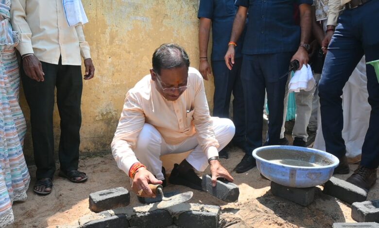 CM Vishnu: Chief Minister Vishnu Dev Sai became a mason and laid bricks for the soak pit, praised the work of water harvesting channel to save water