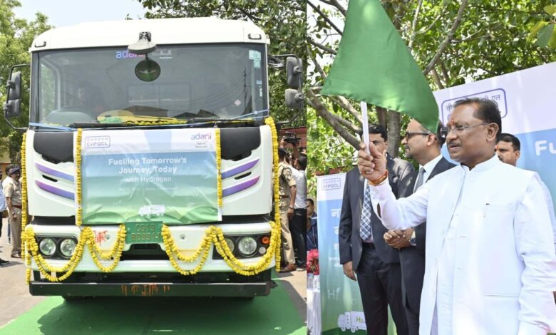 Green Flagged: Vishnu Dev Sai flagged off the country's first hydrogen fuel truck, the Chief Minister signed the keys of the truck and handed it over to the driver of the hydrogen truck