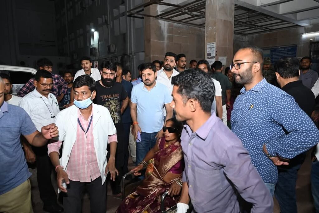 Tragic Road Accident : दुःखद सड़क दुर्घटना की जानकारी मिलते ही आधी रात दुर्घटना स्थल पर पहुँचे विधायक अनुज, इस दुःख को शब्दों में व्यक्त करना संभव नहीं है…मैं सभी पीड़ित परिवार के साथ हमेशा हू- अनुज