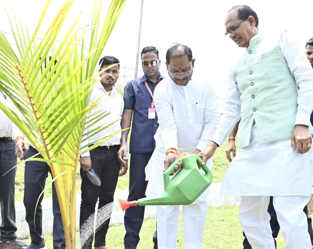 Nava Raipur : पर्यावरण संरक्षण की दिशा में महत्वपूर्ण पहल, मुख्यमंत्री और केंद्रीय कृषि मंत्री ने नवा रायपुर में किया नारियल पौधे का रोपण