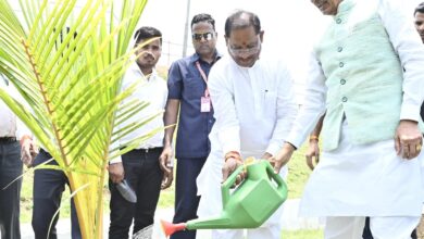 Nava Raipur: Important initiative towards environmental protection, Chief Minister and Union Agriculture Minister planted coconut saplings in Nava Raipur