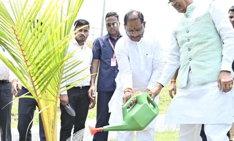 Nava Raipur: Important initiative towards environmental protection, Chief Minister and Union Agriculture Minister planted coconut saplings in Nava Raipur