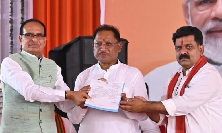 Mor Awaas Mor Adhikaar: Union Minister handed over the acceptance letter of 3 lakh 700 PM houses to the Chief Minister, Union Minister Chauhan participated in the “More Housing More Rights” program organized in Ambikapur