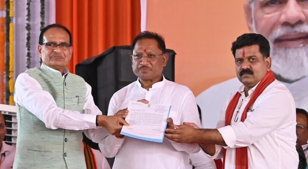 Mor Awaas Mor Adhikaar : केन्द्रीय मंत्री ने मुख्यमंत्री को सौंपा 3 लाख 700 पीएम आवासों का स्वीकृति पत्र, केंद्रीय मंत्री चौहान अम्बिकापुर में आयोजित “मोर आवास मोर अधिकार” कार्यक्रम में हुए शामिल