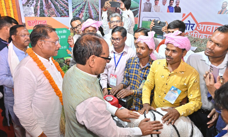 Union Minister Shivraj Singh Chouhan: Union Minister Shivraj Singh Chouhan had a direct conversation with the beneficiaries, the fishermen's committee and farmers were praised