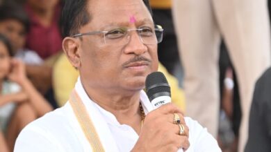 Sushasan Tihar 2025: Chief Minister reached Jhuranadi without prior information, held a meeting and listened to the problems of the villagers, Chief Minister's meeting was held under the shade of a banyan tree in Jhuranadi village