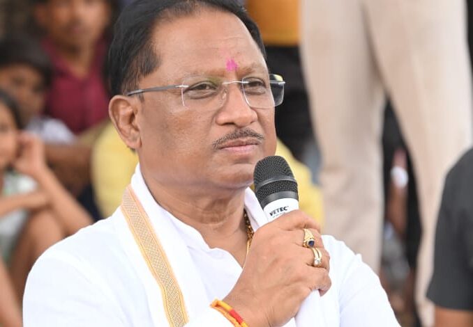 Sushasan Tihar 2025: Chief Minister reached Jhuranadi without prior information, held a meeting and listened to the problems of the villagers, Chief Minister's meeting was held under the shade of a banyan tree in Jhuranadi village